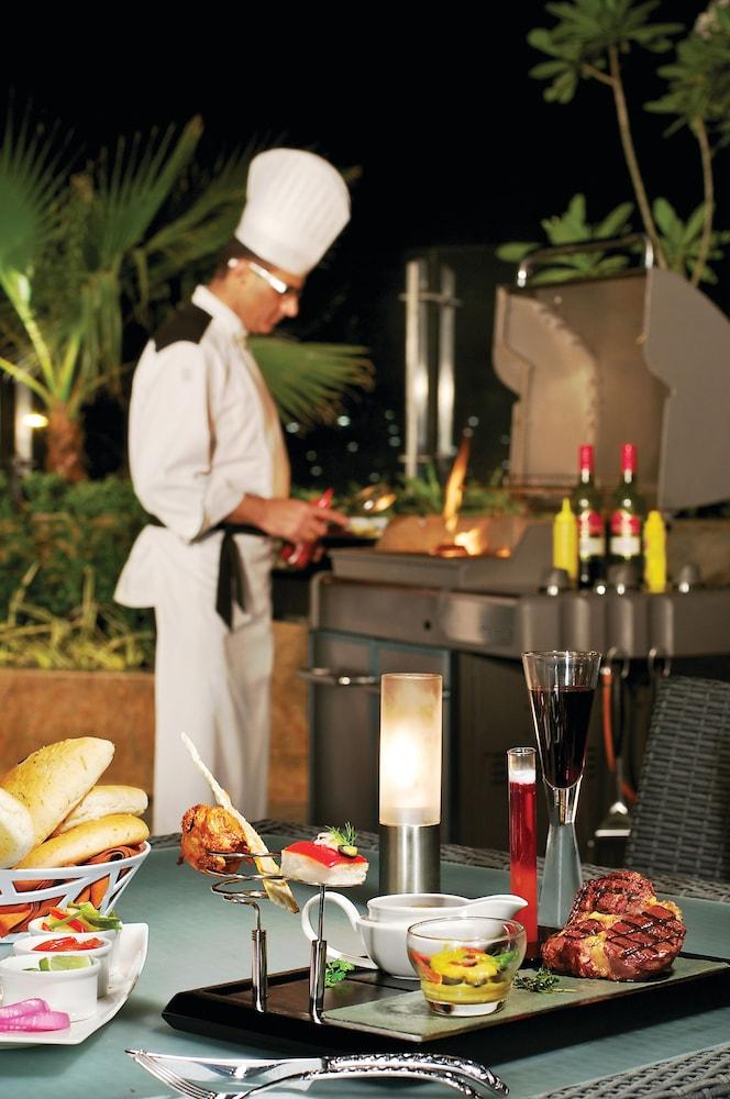 Taj Banjara Hotel Haidarábád Kültér fotó A chef at work