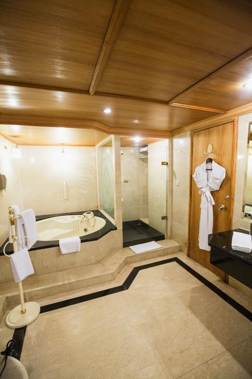 Taj Banjara Hotel Haidarábád Kültér fotó A bathroom with a shower and a bathtub
