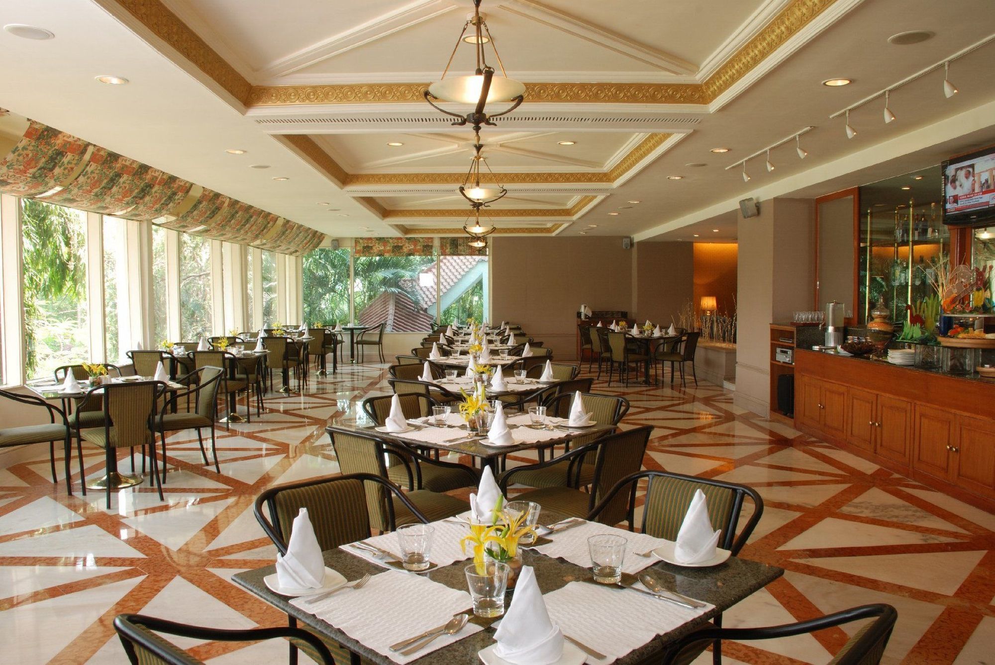 Taj Banjara Hotel Haidarábád Étterem fotó The restaurant at the hotel
