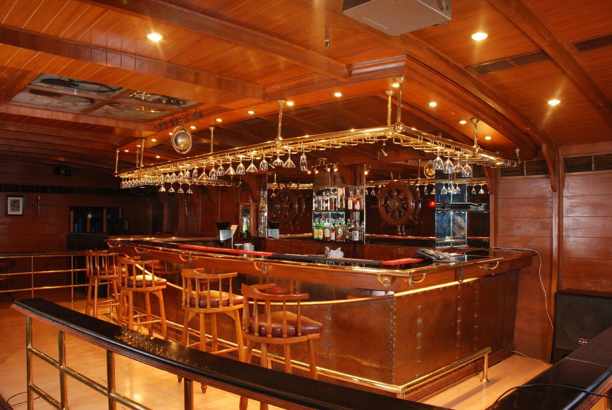 Taj Banjara Hotel Haidarábád Étterem fotó The bar on board the Calypso