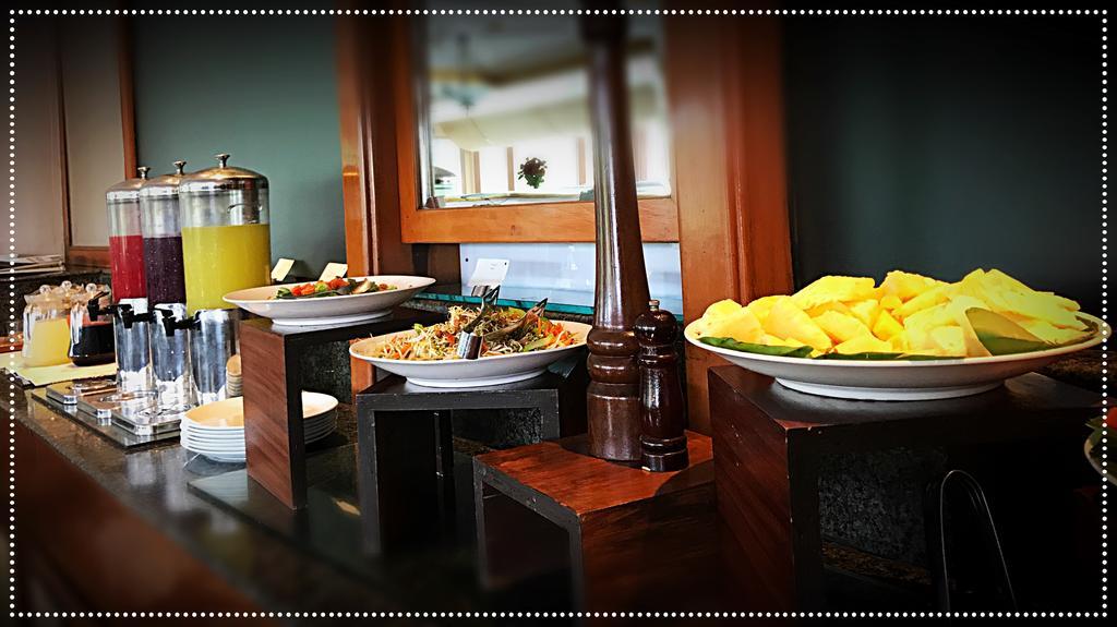 Taj Banjara Hotel Haidarábád Kültér fotó A buffet at a hotel