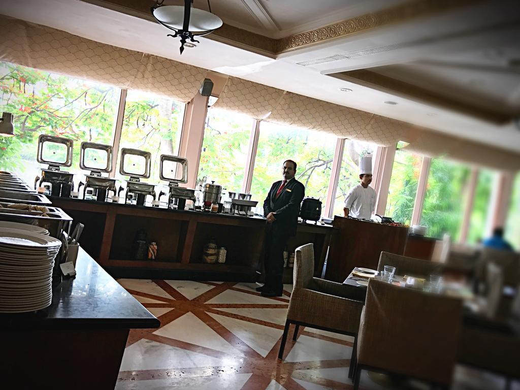 Taj Banjara Hotel Haidarábád Kültér fotó The restaurant at the hotel