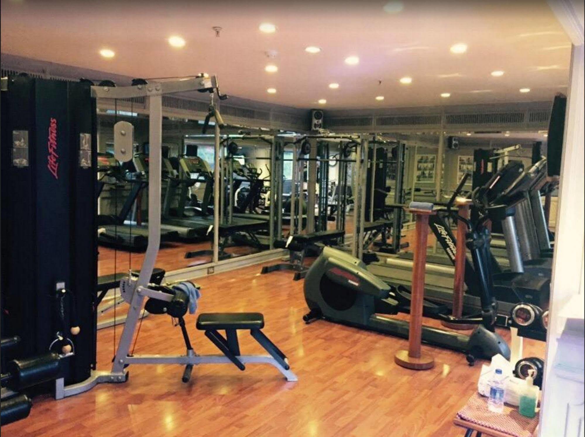 Taj Banjara Hotel Haidarábád Kültér fotó The gym at the hotel