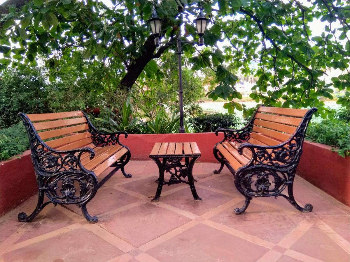 Taj Banjara Hotel Haidarábád Kültér fotó A cast iron bench